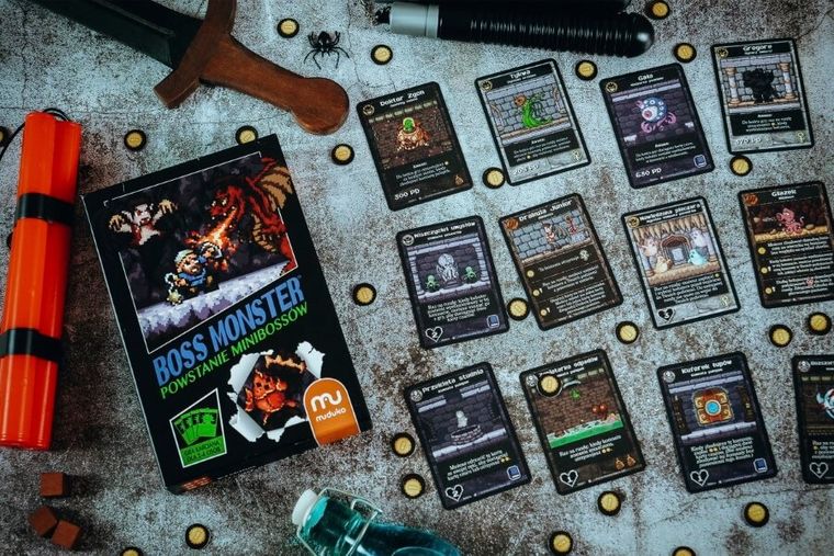 Muduko, Boss Monster 3: Powstanie minibossów, pikselowa gra karciana