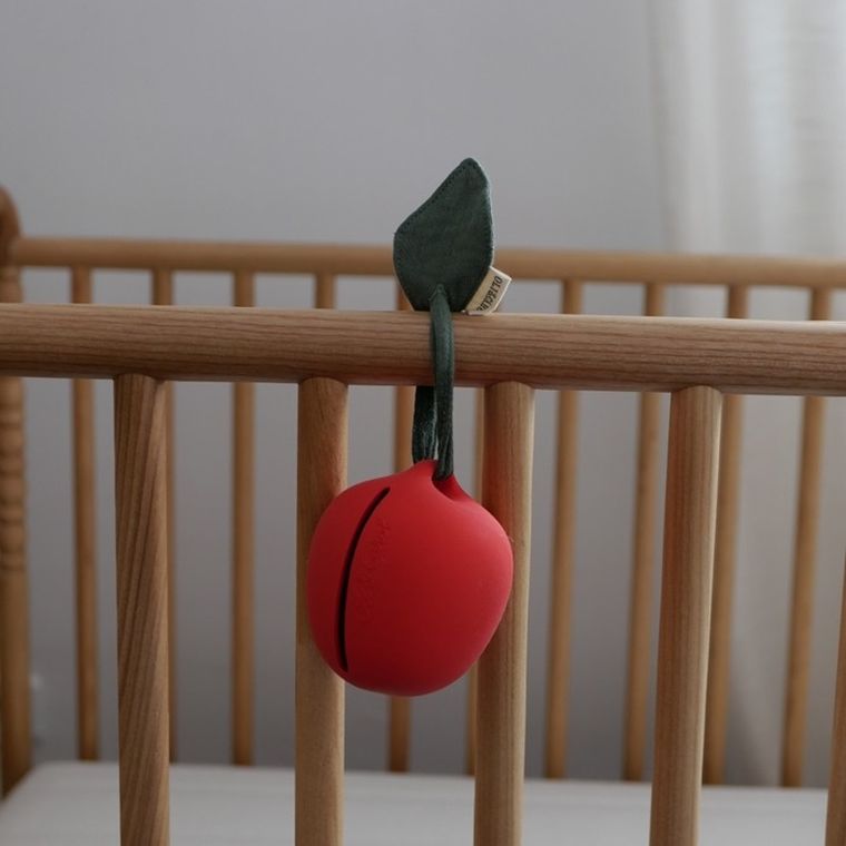 Oli & Carol, etui na smoczek, Jabłko Pepa