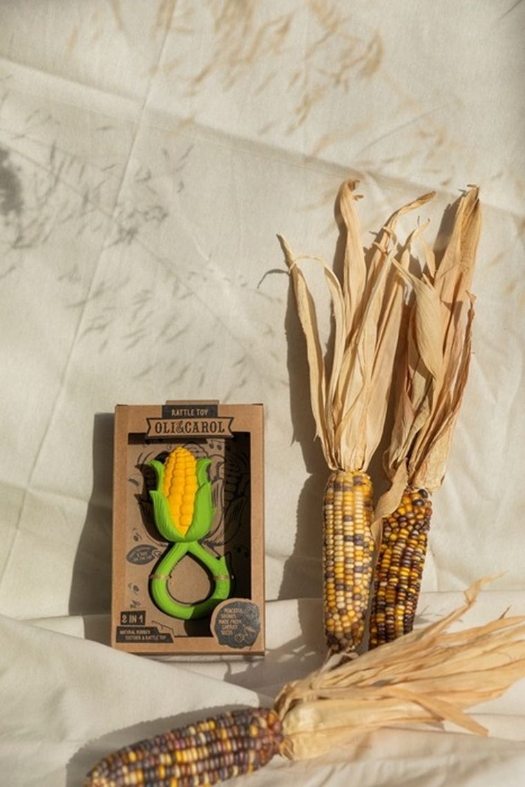 Oli & Carol, gryzak z grzechotką, Kukurydza