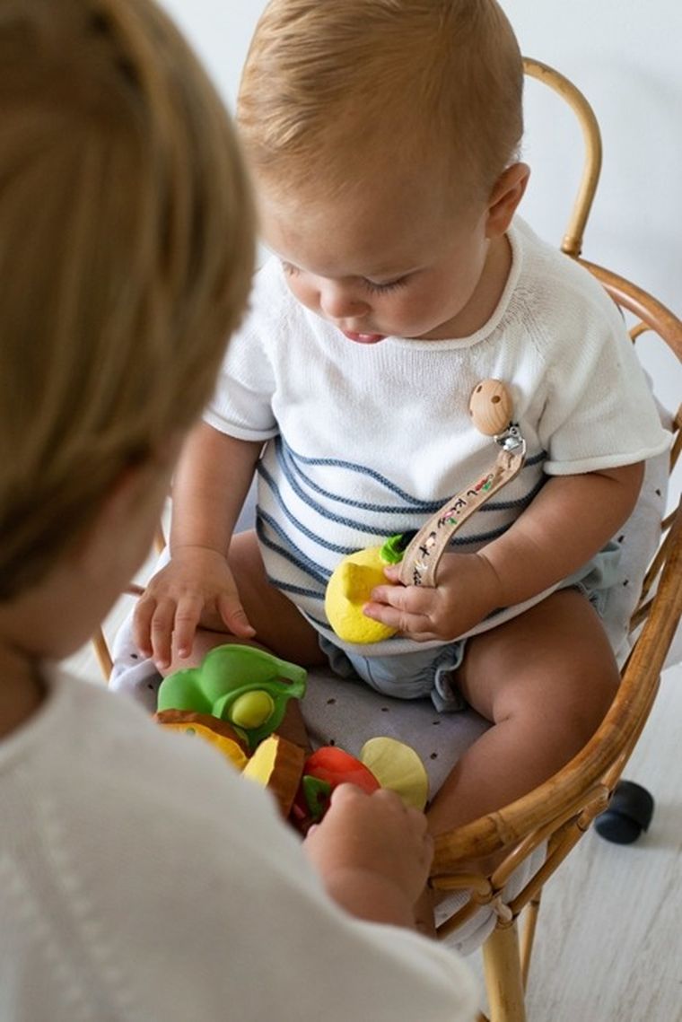 Oli & Carol, zawieszka do smoczka/gryzaków, Cool Kids Eat Healthy
