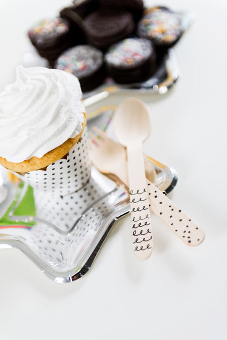 PartyDeco, talerzyki papierowe gwiazdki, srebrne, 18 cm, 6 szt.