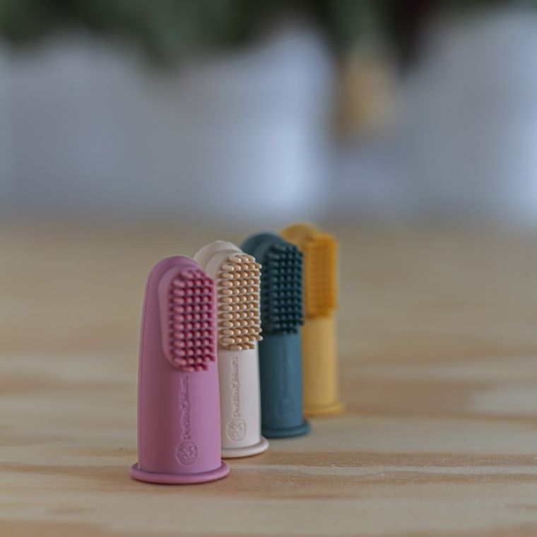 Petite&Mars, zestaw silikonowych szczoteczek na palec, Rose&Sand, 0m+, 2 szt.