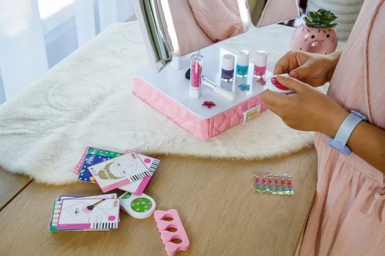 Pink It, interaktywna toaletka z akcesoriami do makijażu