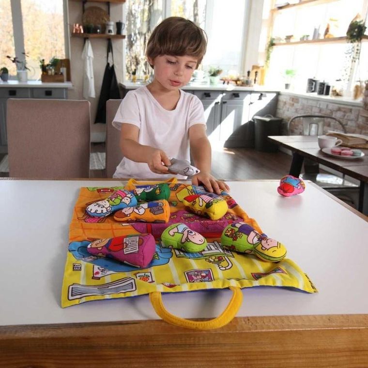 Rodzina, mata podróżna z lalkami szmacianymi