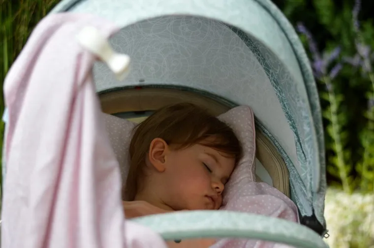 Samiboo, bambusowa płaska poduszka dla niemowlaka, 25-35 cm, confetti pudrowy róż