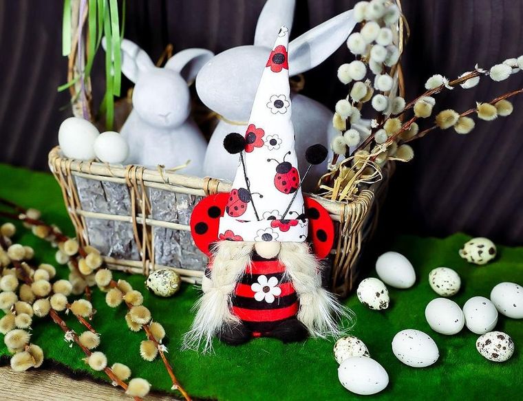 Saska Garden, dekoracja wiosenna, skrzat gnom, biedronka, 24 cm