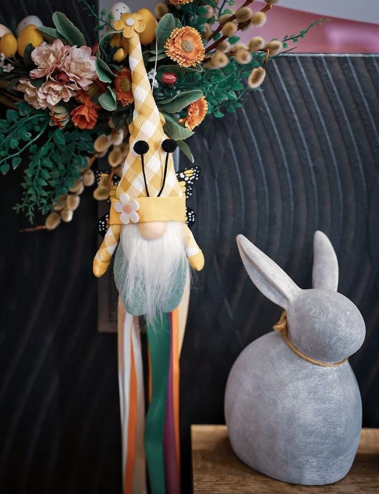 Saska Garden, dekoracja wiosenna, skrzat gnom, motyl, żółty, 25 cm