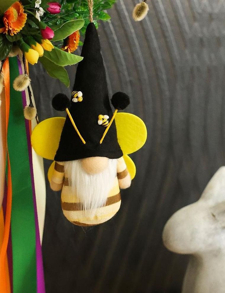 Saska Garden, dekoracja wiosenna, skrzat gnom, pszczółka zawieszka, czarna, 20 cm