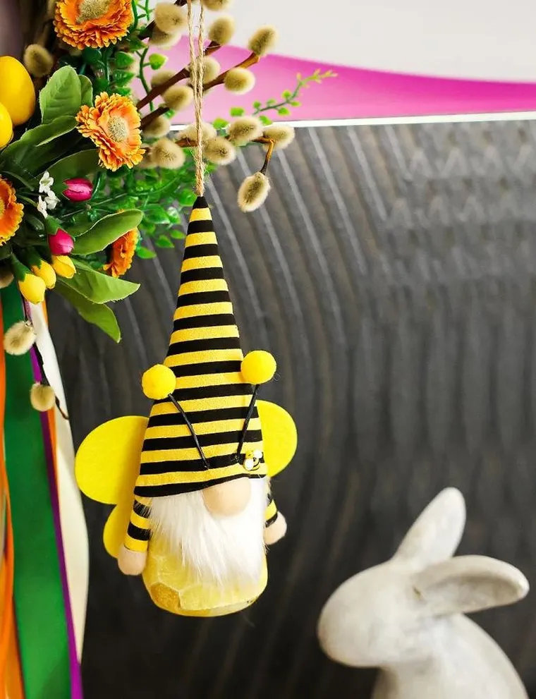Saska Garden, dekoracja wiosenna, skrzat gnom, pszczółka zawieszka, żółta, 20 cm