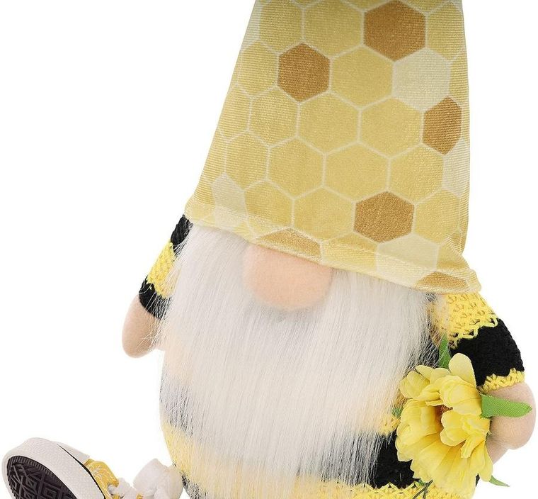 Saska Garden, dekoracja wiosenna, skrzat gnom, siedzący truteń w trampkach, 35+6 cm