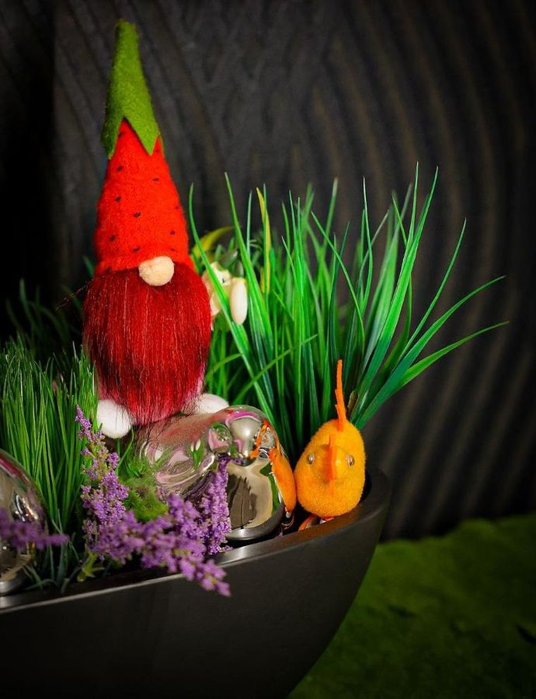 Saska Garden, dekoracja wiosenna, skrzat gnom, truskawka, 20 cm