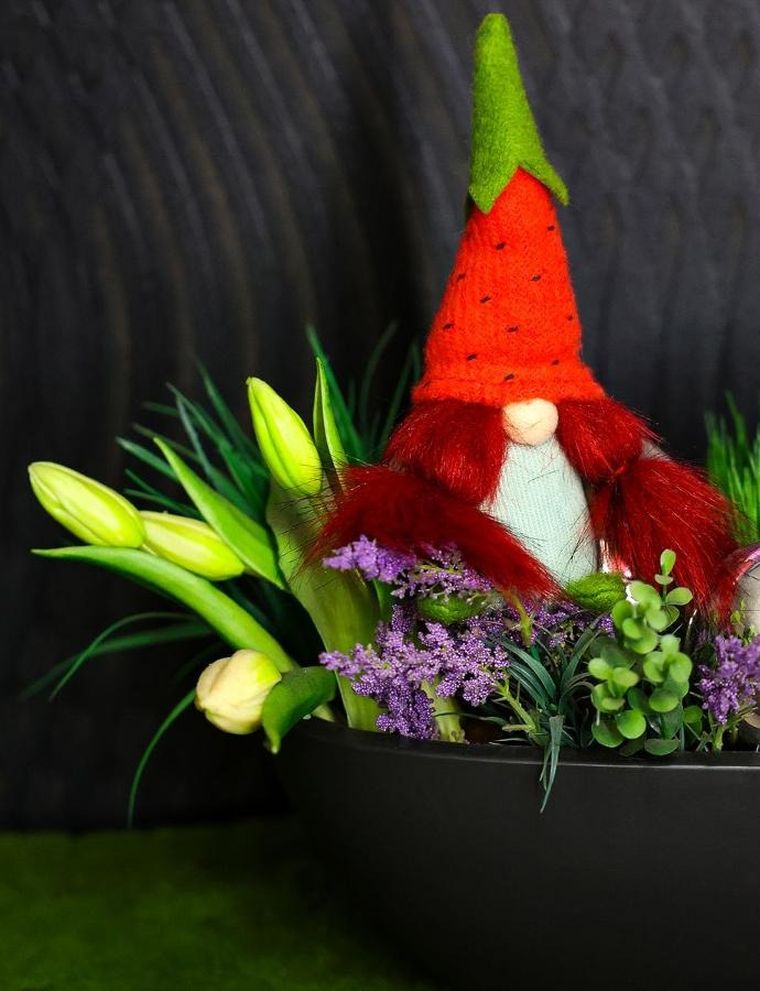 Saska Garden, dekoracja wiosenna, skrzat gnom, truskawka, 20 cm