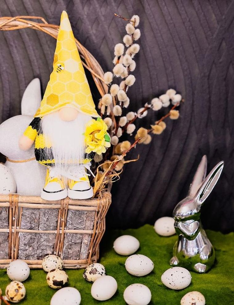 Saska Garden, dekoracja wiosenna, skrzat gnom, truteń w trampkach, 25 cm