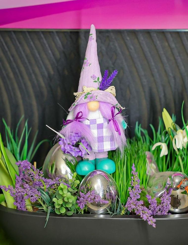 Saska Garden, dekoracja wiosenna, skrzat gnom, z lawendą, 25 cm