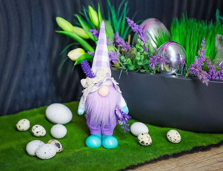 Saska Garden, dekoracja wiosenna, skrzat gnom, z lawendą, 25 cm