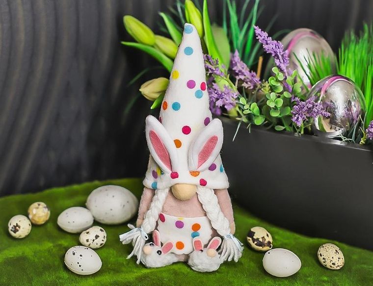 Saska Garden, dekoracja wiosenna, skrzat gnom, zajączek w groszki, 25 cm