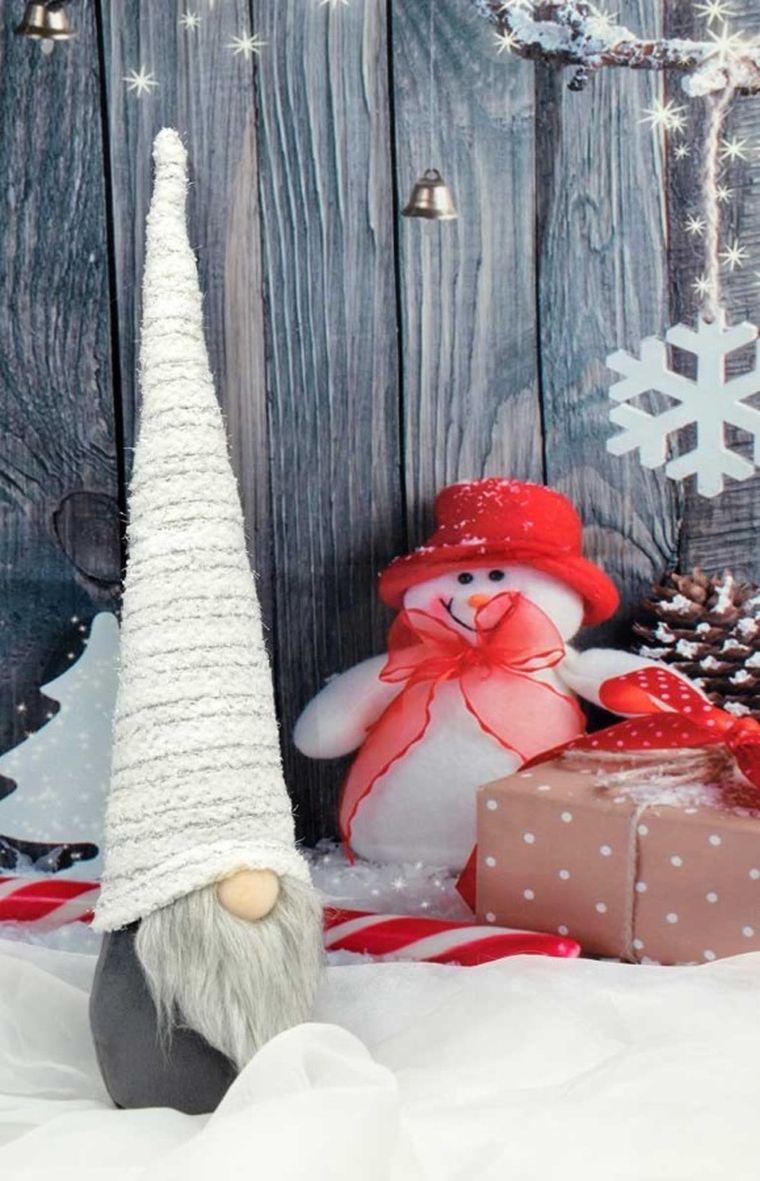 Saska Garden, skrzat z długą białą czapką i święcącym nosem, 10-9-42 cm