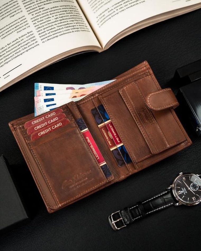 Skórzany, zapinany portfel męski na karty, Peterson