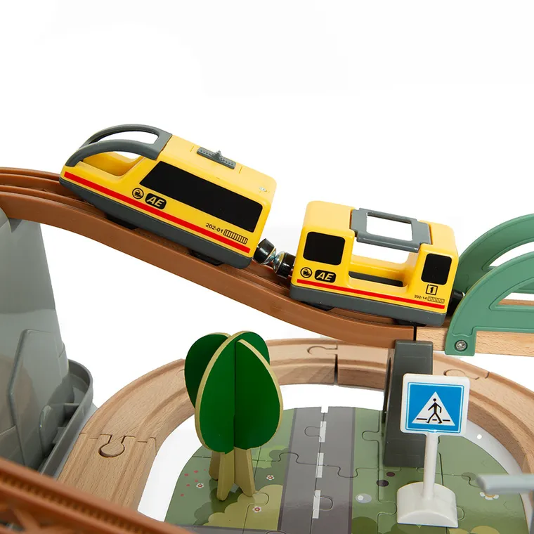 Smiki, drewniane tory z elektryczną kolejką i pojemnikiem