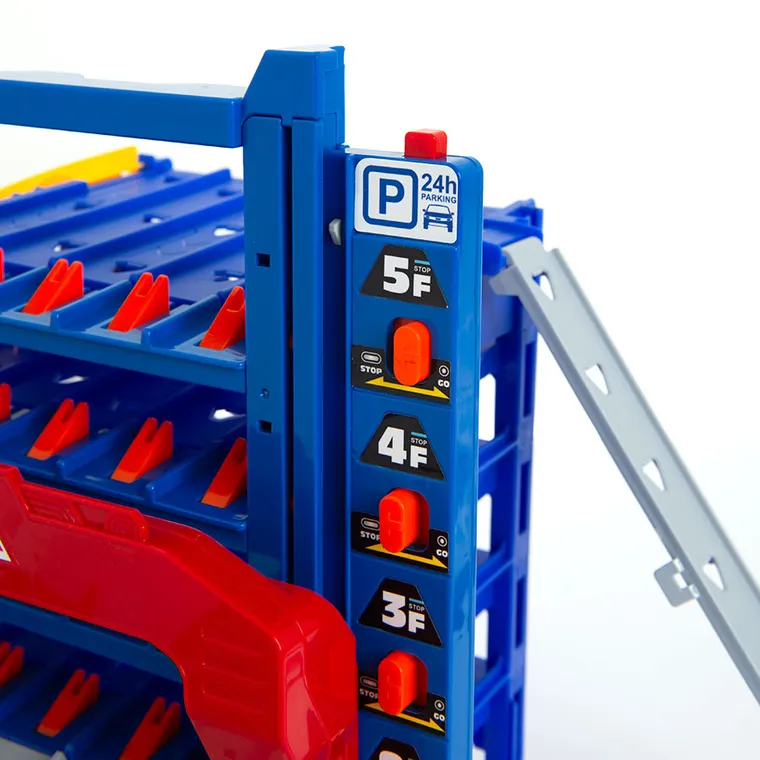 Smiki, wielopoziomowy parking ze zjeżdzalnią i pojazdami