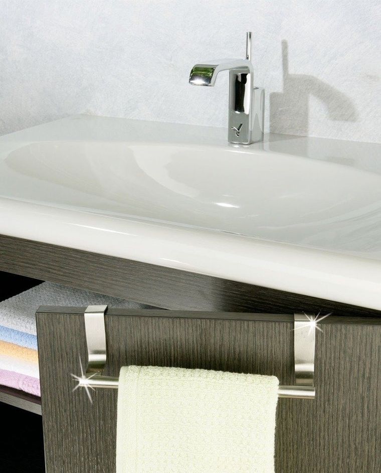 Teleskopowy wieszak na szafkę