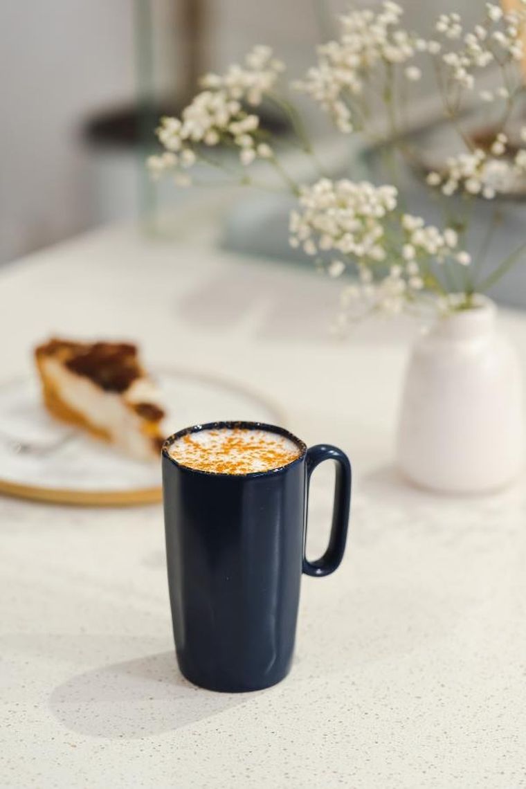 Vialli Design, dwa kubki ceramiczne z uszkiem, 330 ml, Fuori granatowe