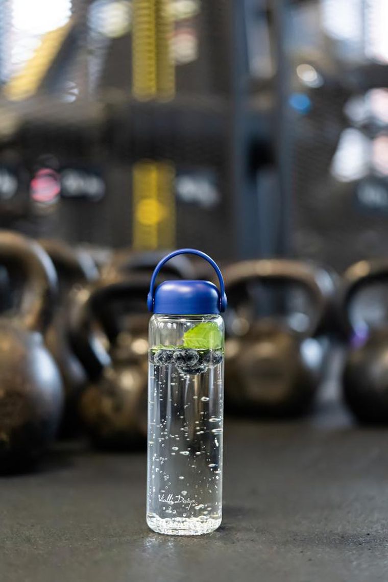 Vialli Design, Fuori, szklana butelka na wodę, granatowa, 540 ml