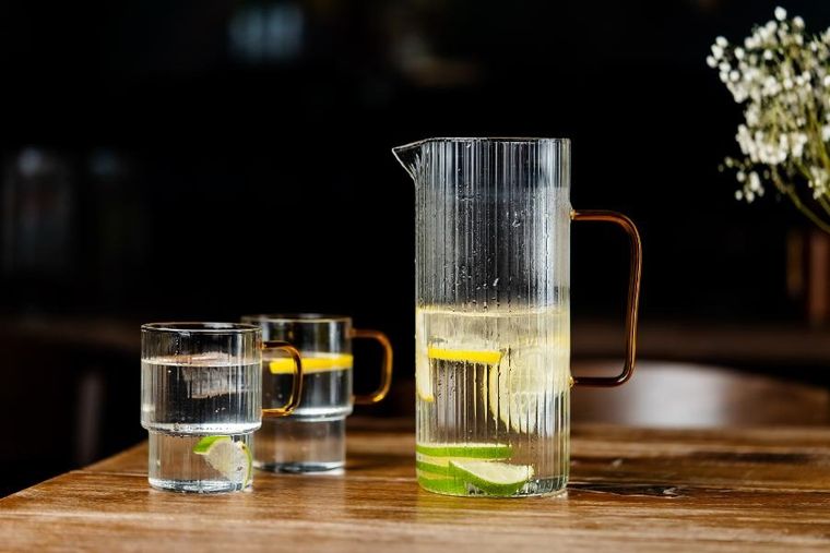 Vialli Design, Livio, dzbanek ryflowany z żółtym uchem, 1500 ml