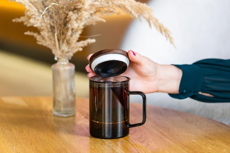 Vialli Design, szklanka z zaparzaczem Soho, 350 ml, grafitowa