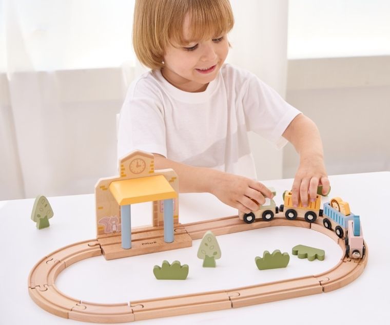Viga, PolarB, drewniana kolejka z torami i stacją