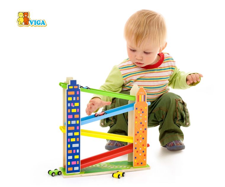 Viga, zjeżdżalnia drewniana, garaż, tor samochodowy