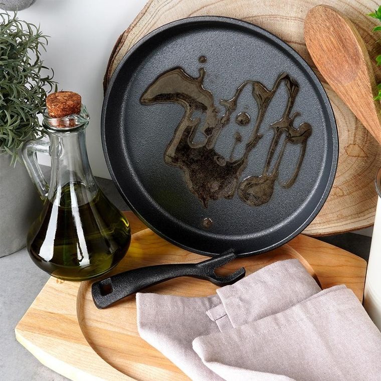 Vilde, Cast Line, patelnia do serwowania żeliwna z deską, 22 cm