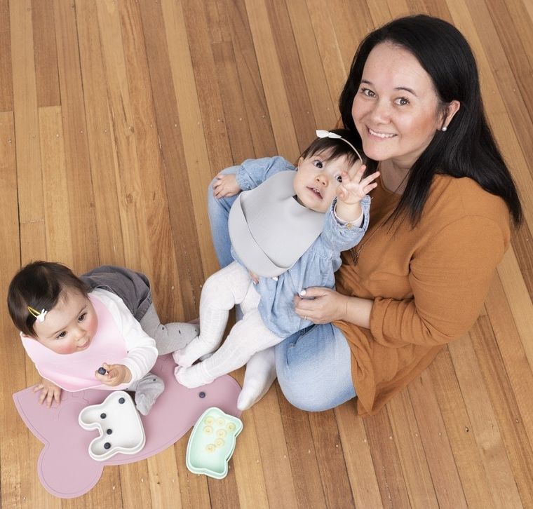 We Might Be Tiny, zestaw śliniaków silikonowych z kieszonką, różowy