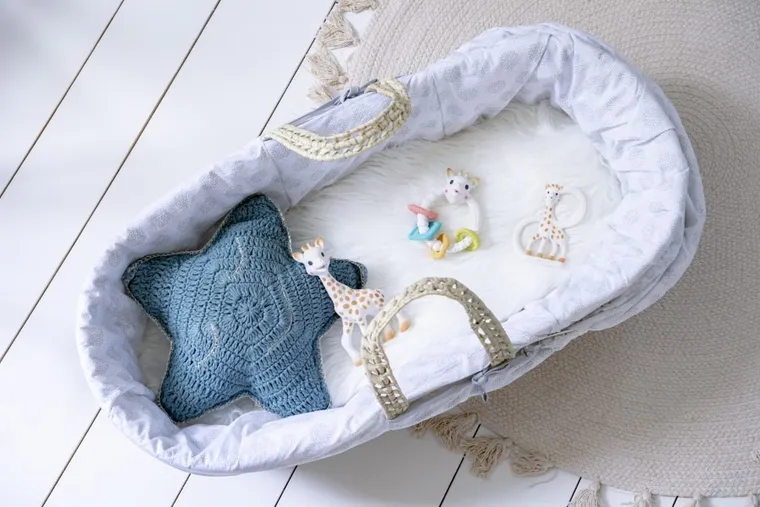 Żyrafa Sophie, zestaw prezentowy z kolorowym gryzakiem na kółku