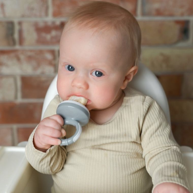 Akuku, siateczka do podawania pokarmów, kotek