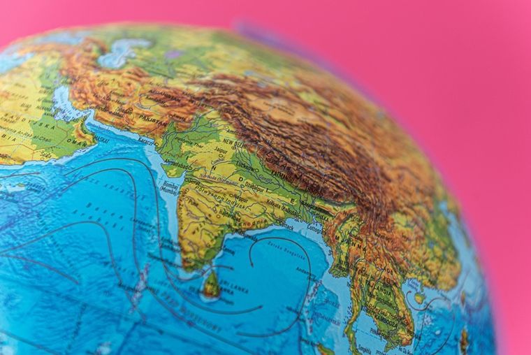 Alaysky, globus o średnicy 25 cm z mapą fizyczną, polityczną i aplikacją