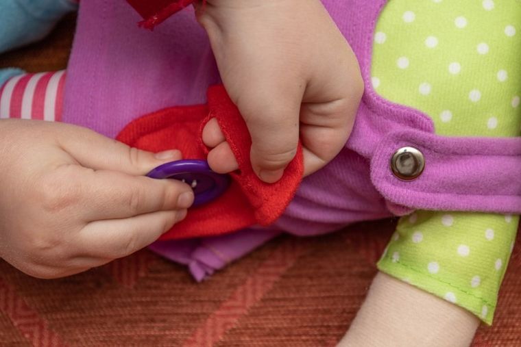 Askato, lalka szmaciana w fioletowej sukience