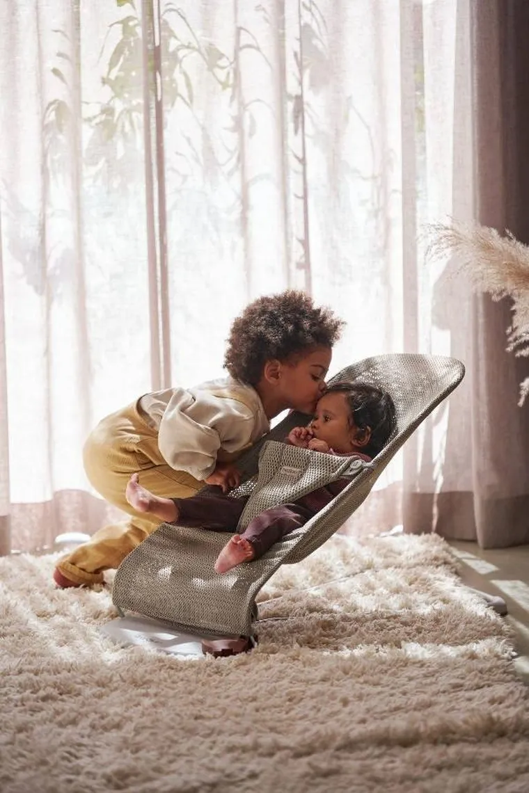 BabyBjörn, Bliss Mesh, leżaczek, szarobeżowy + Googly Eyes Pastels, zabawka niemwolęca