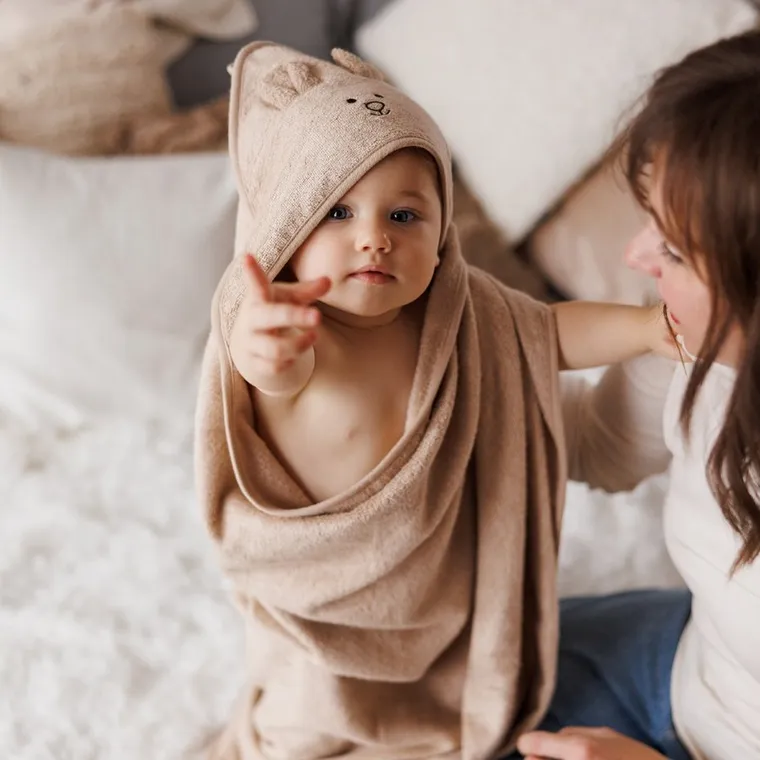 BabyOno, okrycie kąpielowe bambusowe z kapturkiem, ciemny beż, 100-100 cm