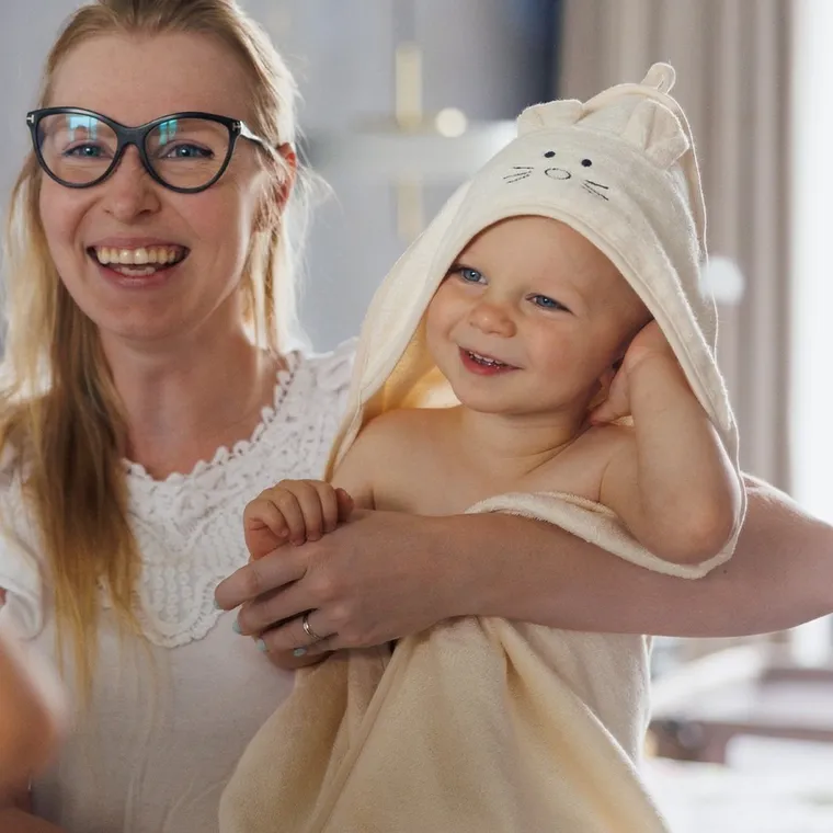 BabyOno, okrycie kąpielowe bambusowe z kapturkiem, kremowe, 100-100 cm