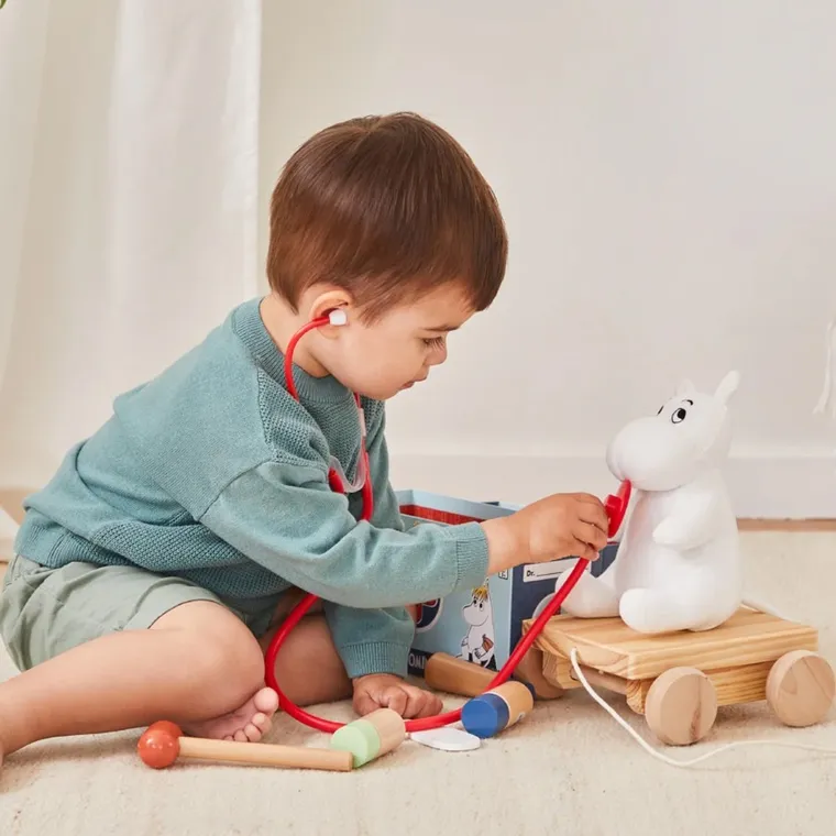 Barbo Toys, Doktor Muminków, drewniany zestaw małego lekarza w kuferku