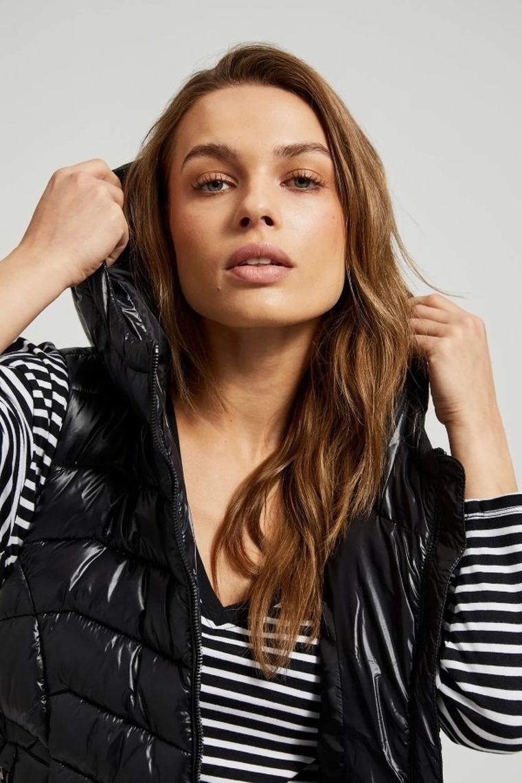 Bezrękawnik damski z kapturem, czarny, Moodo