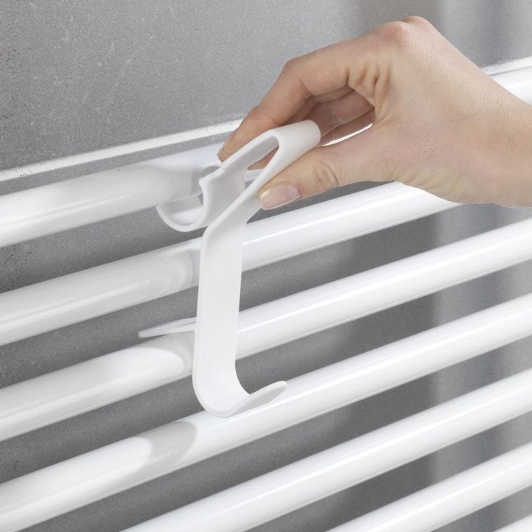 Biały haczyk flexi, wieszak na grzejnik żeberkowy