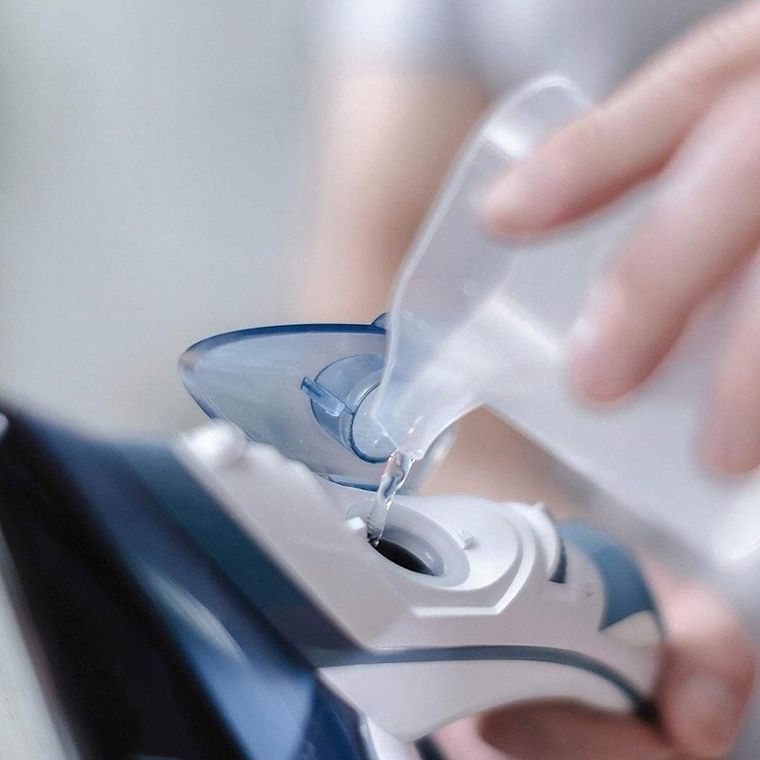 Black&Decker, żelazko parowe, 2400W, białe, BXIR2402E