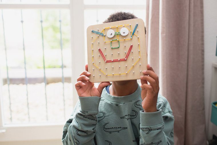 BS Toys, Geoplan, drewniana tablica manipulacyjna, gumki