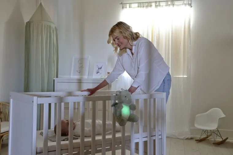 Cloud B, Love Light, Buddies Drake the Dragon, szumiąca maskotka z czujnikiem ruchu i muzyką