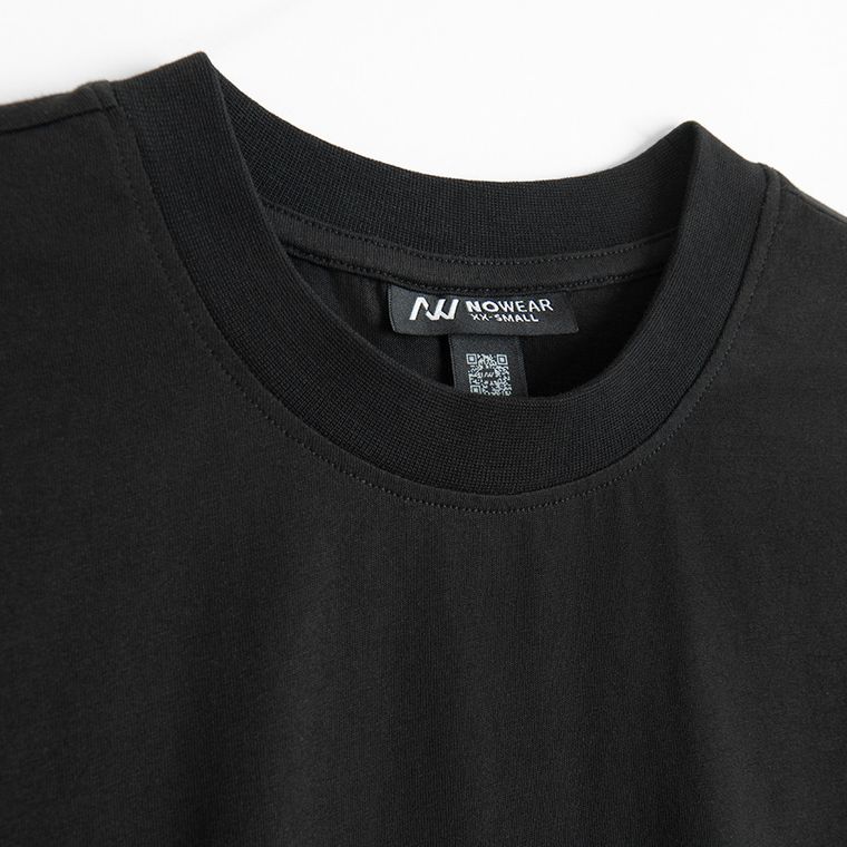 Czarna koszulka basic o kroju relaxed NOWEAR