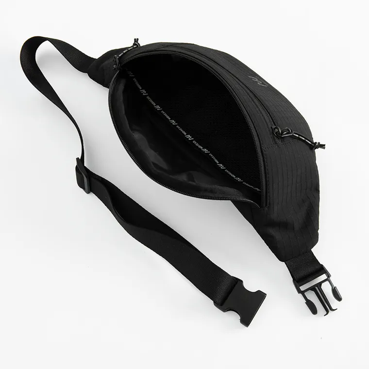 Czarna torba crossbody unisex z regulowanym paskiem NOWEAR