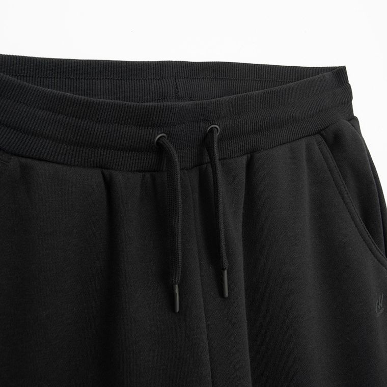 Czarne spodnie dresowe z szerokimi nogawkami NOWEAR