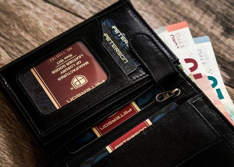 Czarny, pionowy portfel męski ze skóry naturalnej, Peterson